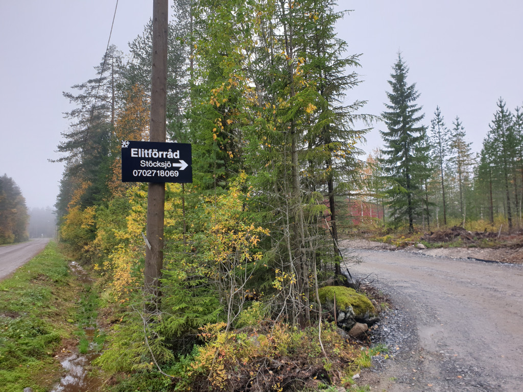 Skylt till förrådsbyggnaden i Stöcksjö